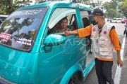 Pembagian masker cegah risiko ISPA di Padang