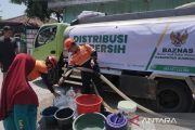 Baznas Sumedang salurkan 12 ribu liter air bersih di Darmaraja