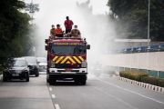 Pemkot Jakbar lakukan penyemprotan "water mist" di Kembangan
