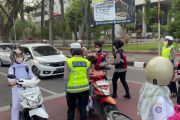 Polda Sumbar bagikan masker lindungi masyarakat di tengah kabut asap