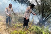 Polres Dhamasraya bantu padamkan kebakaran lahan di Timpeh