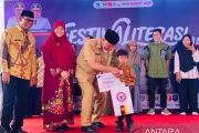 Festival Literasi Sumbar 2026, Gubernur Mahyeldi serahkan penghargaan bagi para pemustaka terbaik