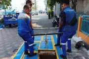 Sudin SDA keruk bak kontrol cegah banjir di Pulau Panggang