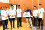 Shalahuddin serahkan hadiah lomba pintu gerbang Agustusan