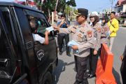 Polres Pasaman Barat turun ke jalan bagikan masker antisipasi dampak karhutla