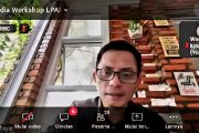 Jurnalis Tempo berbagi tips menulis saat workshop bahaya tembakau bagi anak