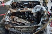 Sebuah mobil listrik terbakar usai hantam separator busway