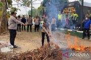 Polres OKU Timur latih personel pPadamkan karhutla pakai cairan X-Fire
