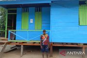 Pokja Kampung Akar gunakan dana YPMAK bantu bangun rumah warga.