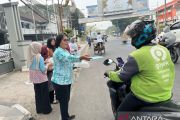 Cegah dampak kabut asap, Lapas Perempuan Palembang bagikan 100 paket roti dan masker