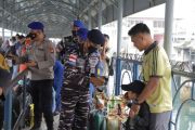 TNI dan Polri bagikan masker ke warga Anambas akibat kabut asap