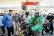 Urai antrean, pembeli BBM di Makassar pakai aturan ganjil-genap nopol