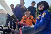 Bersihkan sisa abu vulkanik, Pemkot Metro kerahkan Damkar semprot sekolah dan jalan