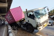 Truk muatan 15 ton terperosok di Jalan Raya Bekasi Raya Cakung