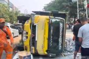 Truk pengangkut hebel terguling di Jaktim akibat pecah ban