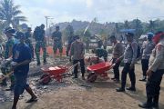 TNI-Polri dan warga Patahuwe gotong royong pulihkan pascainsiden
