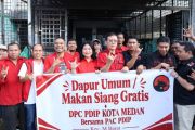 PDI Perjuangan Kota Medan gelar dapur umum perdana di Medan Barat, bagikan ratusan makanan gratis untuk warga