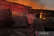 Polda Metro Jaya bantu padamkan kebakaran 26 gudang di Tangerang