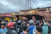 TNI membantu Polres Sumba Barat redam ketegangan massa