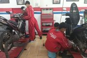 Bengkel SMK Harapan Mulya Kabupaten Kendal mampu layani setidaknya 200 motor per bulan