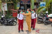 Kabut asap makin pekat, PT Arara Abadi bagikan masker untuk siswa SD dan SMP