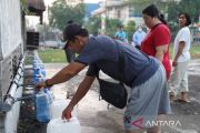 Tongkang jembatani warga Pontianak ke sumber air tawar
