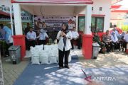 Bupati Gowa salurkan bantuan pangan kepada masyarakat miskin