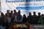 Mentan Amran Sulaiman salurkan bantuan beras untuk puluhan ribu KPM di Pekanbaru
