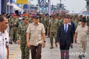 Menhan dan pejabat TNI tinjau isi kapal induk Giuseppe Garibaldi