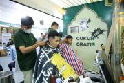 Layanan cukur disediakan gratis di MTQ Nasional diminati pengunjung