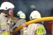 Gulkarmat padamkan kebakaran warung ayam geprek di Cilincing Jakut