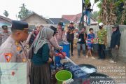 Polisi salurkan air bersih untuk warga Desa Parit Ogan Ilir