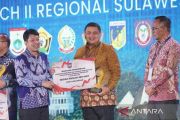 Pemkot Makassar terima penghargaan dan dapat bantuan bedah 300 rumah