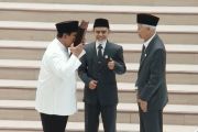 Prabowo cium mushaf Al Quran hadiah dari gontor