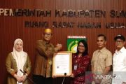 Pemkot Sumbawa menerima sertifikat HAKI 55 motif tenun Kre Alang