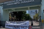 Mahasiswa UINSA segel gerbang kampus tuntut rektor mundur