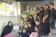 Keluarga dan sahabat antar Den Baguse Ngarso ke peristirahatan terakhir