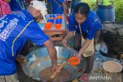 DPMK Papua Barat latih warga Kampung Uriemi olah nipah jadi gula merah