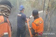 Tim BPBD Muara Enim padamkan karhutla di Sungai Rotan