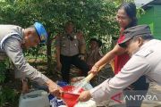 Polisi salurkan 7.000 liter air bersih untuk warga Musi Banyuasin