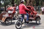 190 lansia di Bekasi terima bantuan becak listrik gratis dari Presiden