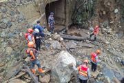 Tim SAR gabungan sisir sungai cari korban banjir bandang Solok