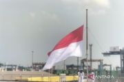 Bendera Merah Putih akhirnya berkibar di kapal induk KRI Sriwijaya-100