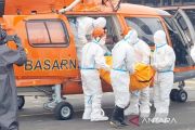 Basarnas mengevakuasi tiga korban Kapal Virgo ke Lanud Sjamsudin Noor