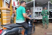 TNI dan PU pasok air bersih masyarakat terdampak banjir bandang Solok