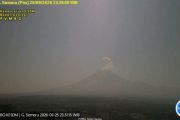Gunung Semeru erupsi terus menerus pada Jumat malam