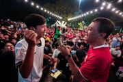 Gubernur Luthfi berbaur dengan ribuan warga nobar timnas