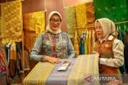 NTB memamerkan tenun pewarna alam Muna Pa'a Dompu di Kriya Nusa2026