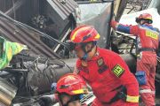 Tim gabungan tangani reklame roboh timpa tiga bangunan di Bandung