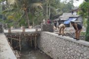Kabupaten Garut membangun jembatan untuk akses jalur pertanian